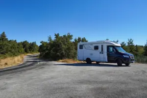 Wohnmobil steht am Strassenrand parkiert in den Cevennen.