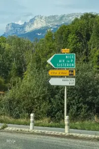 Wegweiser Schild weist die Richtung nach Nizza.