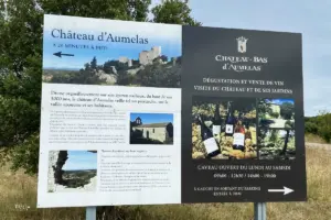 Eine grosse Informationstafel zum ehemaligen Schloss "Château d'Amelas"