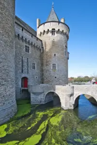 Das Wasserschloss Suscinio mit dem Wassergraben.