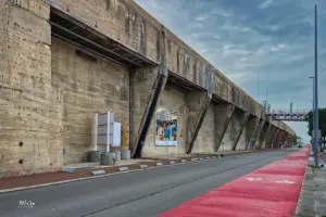 Der massive Betonbunker diente der deutschen Kriegsmarine während des 2. Weltkrieges als Schutz ihrer U-Boot Flotte.