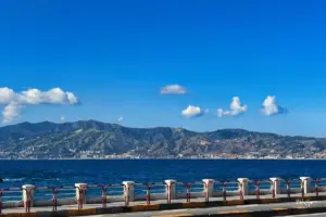 Blick von Italiens Festland über die Strasse von Messina nach Sizilien