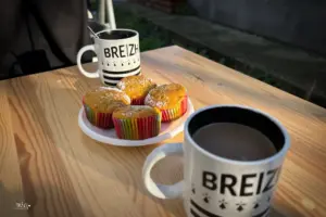 Tisch mit Kaffee und Gebäck lädt zum verweilen ein