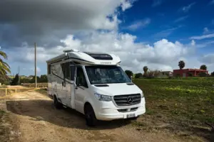 Ein Wohnmobil steht am Wegesrand einer abgesperrten Naturstrasse parkiert