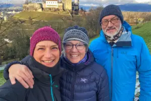 Drei Menschen posieren vor dem Schloss Lenzburg.