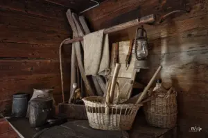 Historische Utensilien einer Bauernfamilie aus dem 19. Jahrhundert.