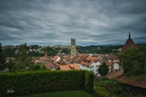 Stadtansicht von Fribourg mit dem herausragenden Kirchturm.