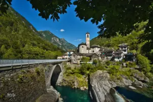 Lavertezzo, ein kleines Dorf im Tessiner Verzascatal präsentiert bei der Dorfeinfahrt stolz seine leicht erhöht plazierte Kirche.