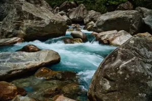 Türkisfarben leuchtet das Wasser der wilden Verzasca und schlängelt sich um die Granitfelsen.