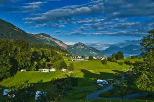Ein Bauernhofcamping inmitten der Hügellandschaft in Weggis, Schweiz.