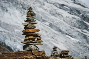 Ein Steinturm, Steinmandli, in der Hochalpinen Bergwelt vor einem Gletscher.