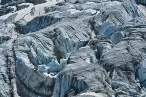 Blick in die Eisspalten des Gletschers.