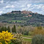Montepulciano, weitherum bekannt für seinen Wein, thront auf dem Hügel wie eine Festung.