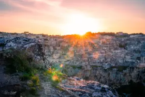 Die Stadt Matera in der Abendstimmung mit den letzten Sonnenstrahlen die über die Stadt scheinen.