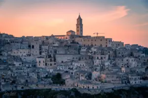 Die Stadt Matera in der Abendstimmung mit den letzten Sonnenstrahlen die über die Stadt scheinen.