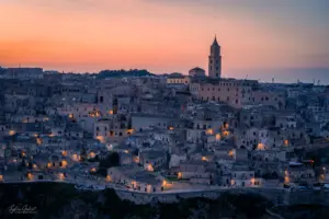 In der Stadt Matera gehen die ersten Lichter in der Stadt während des Sonnenuntergangs an.