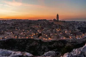 Das letzte Sonnenlicht erleuchtet den Abendhimmel in den schönsten Orangetönen und in der Stadt sind die ersten Lichter angegangen.