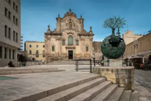 Grosse Kirche mit kleiner Eingangstür und grossem Kirchplatz davor.