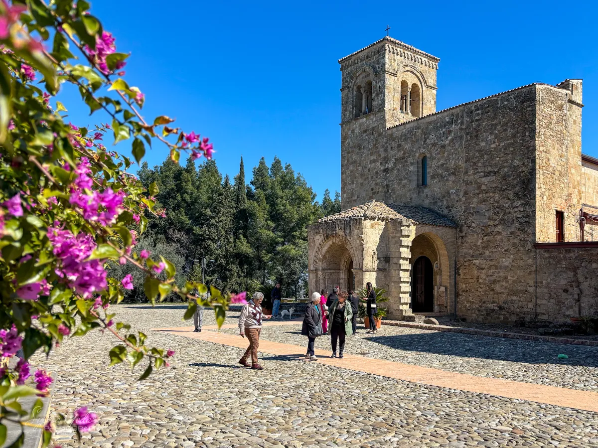 Eine alte Kirche steht auf dem gepflästerten Platz