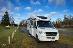 Wohnmobil steht auf einem Rastplatz parkiert.