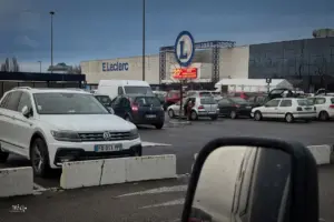 Grosses französisches Einkaufszenter und der Parkplatz ist gut belegt von Kunden.
