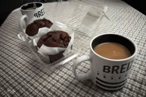 Kaffee und Kuchen stehen auf dem Tisch bereit.