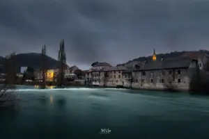 Abendstimmung beim einnachten direkt am Fluss Doubs mit der Kirche im Hintergrund.