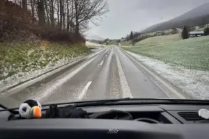 Auf der Strasse setzt der Schnee langsam an und die Strasse wird rutschig.