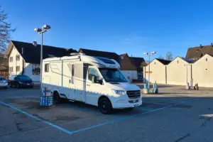 Wohnmobil steht auf dem Parkplatz parkiert.