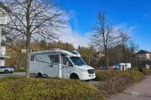 Ein Wohnmobil steht auf dem Stellplatz parkiert.
