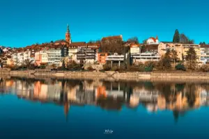 Die Stadt Laufenburg Deutschland wird von der Morgensonne angestrahlt und spiegelt sich im Rhein.