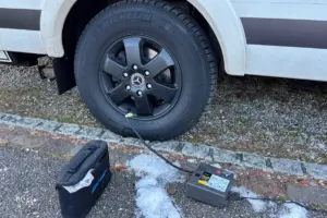 Mit einem Kompressor wird der Reifendruck überprüft und auf den korrekten Druck angepasst.