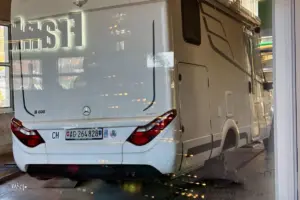 Wohnmobil steht in der Werkstatt aufgebockt für den Reifenwechsel.
