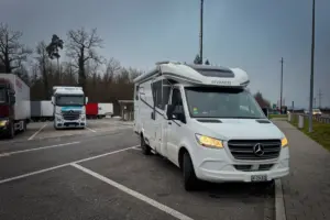 Wohnmobil steht auf einem Rastplatz an der Autobahn auf der Entsorgungsstelle.