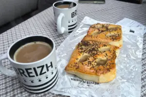 Kaffeepause mit Gebäck und Kaffee.