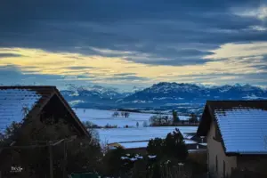 Weitsicht gibt den Blick in die Schweizer Alpen frei mit Pilatus im Zentrum.