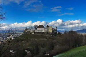 Blick aus der Ferne auf das Schloss Lenzburg.