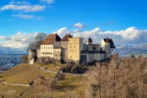Schloss Lenzburg thront auf dem Schlosshügel.