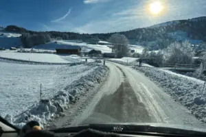 Die winterlichen Verhältnisse zeigen eine Schnee- und Eisbedeckte Strasse.