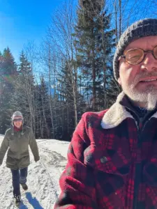 Zwei Menschen beim spazieren im Schnee.