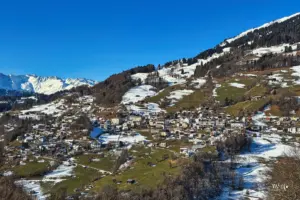 Aussicht auf das am gegenüberliegenden Hang liegende Bergdorf Seewis in Graubünden.