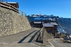 Bergstrasse mit enger Kurve führt ins Dorf