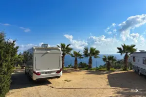 Blick vom erhöht liegenden Campingplatz über das Meer hinaus.