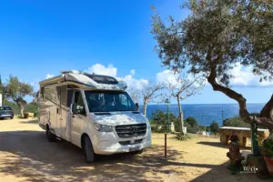 Wohnmobil an der Entsorgungsstelle mit toller Aussicht über das Meer.