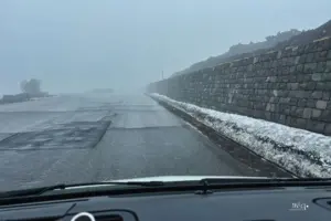 Die Strasse führt bergwärts aber von der Umgebung ist gar nichts zu sehen da der Nebel so dicht ist.