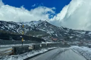 Blick auf den verschneiten Vulkan Ätna.