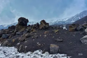 Gesteinsformation von erstarrter Lava in der schwarzen Vulkanasche.