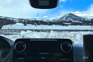 Blick aus dem Wohnmobil direkt auf den verschneiten Ätna.