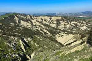 Blick in die speziellen Faltenberge mit ihrer kargen Vegetation.