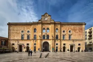 Der grosse Palazzo dell'Annunziata steht mächtig auf dem Hauptplatz von Matera.